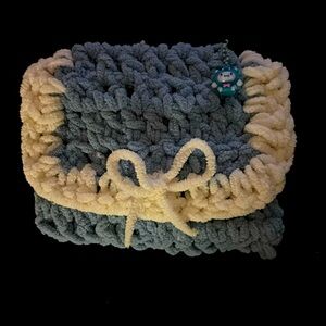 Super cute hello kitty cinnamoroll bag with charm included!